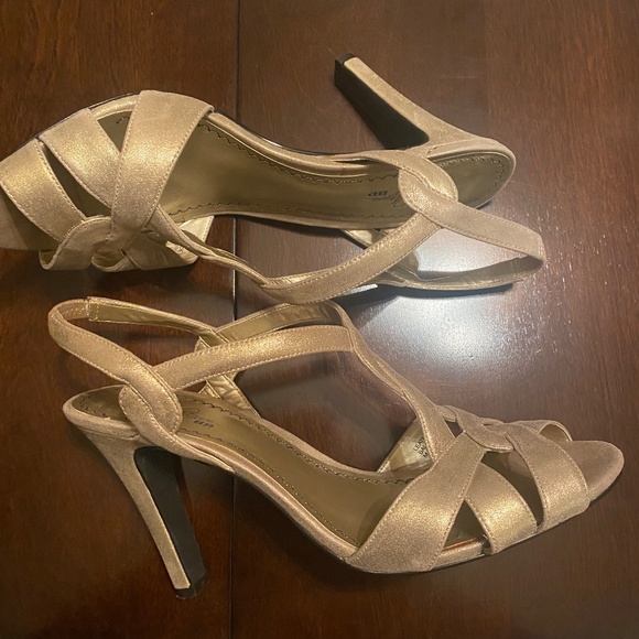 Gold dress high heels in excellent condition. - Picture 3 of 7